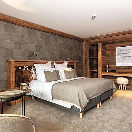 Hotel M &
